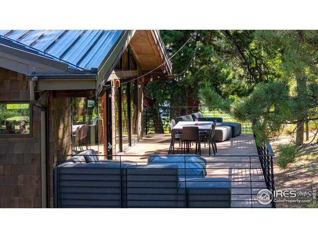 a black and white photo of a living room