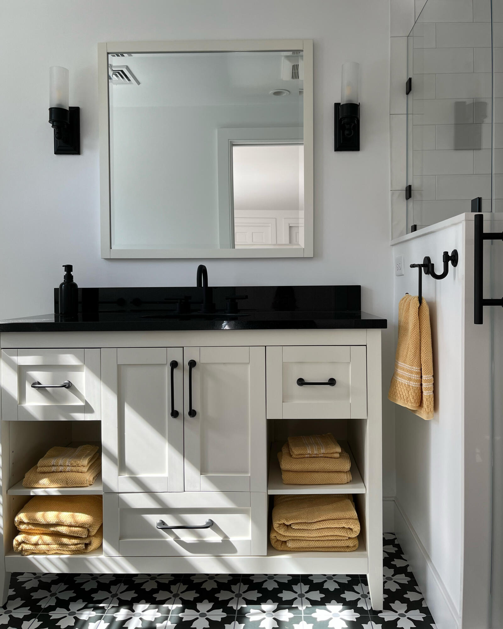 29 Salten Point Road Barnstable, MA 02630 - Photo 17 of 23 29 Salten main bed bath