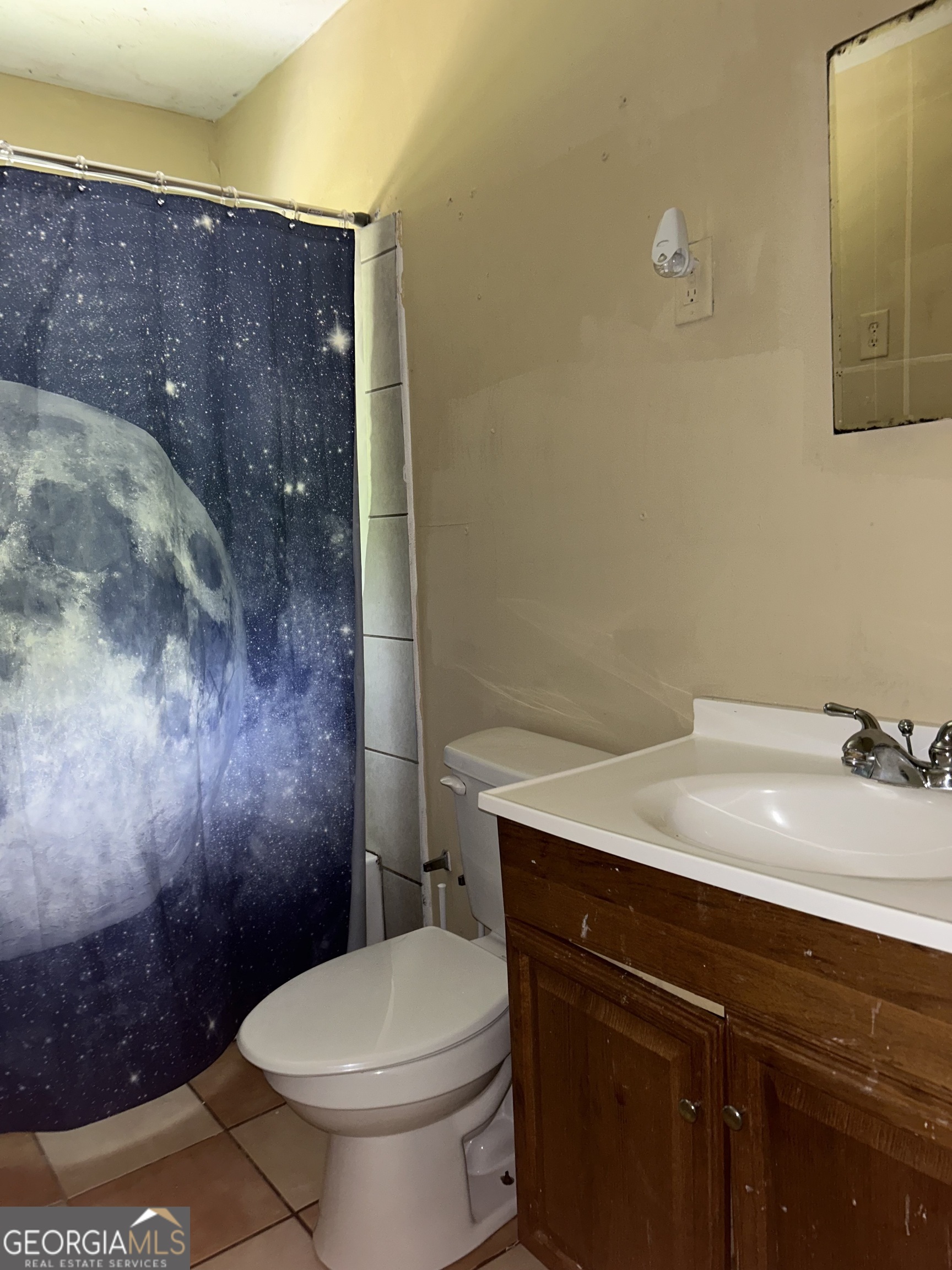 118 Tye Street Stockbridge, GA 30281 - Photo 6 of 12 a bathroom with a sink a toilet and shower