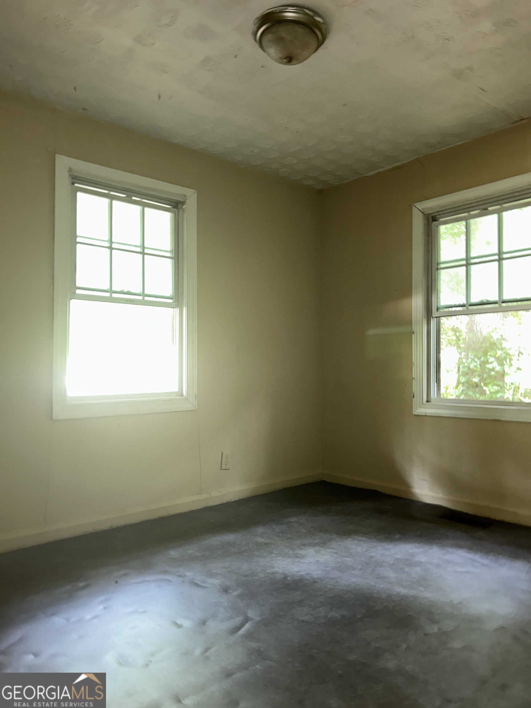 118 Tye Street Stockbridge, GA 30281 - Photo 7 of 12 an empty room with a window