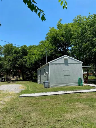 a view of a back yard