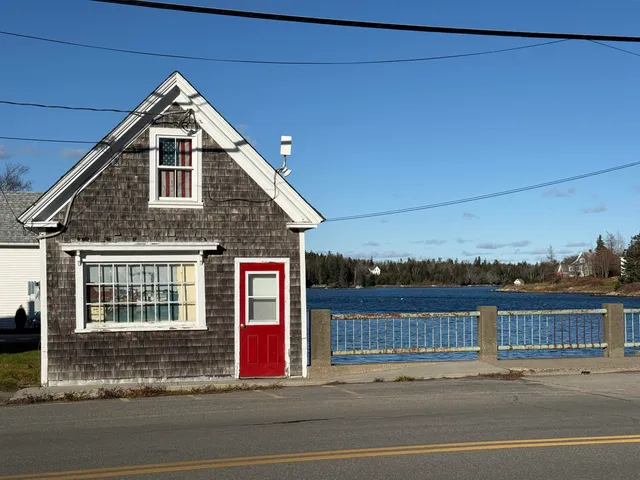$285,000 | 10 West Main Street, Vinalhaven, ME 04863
