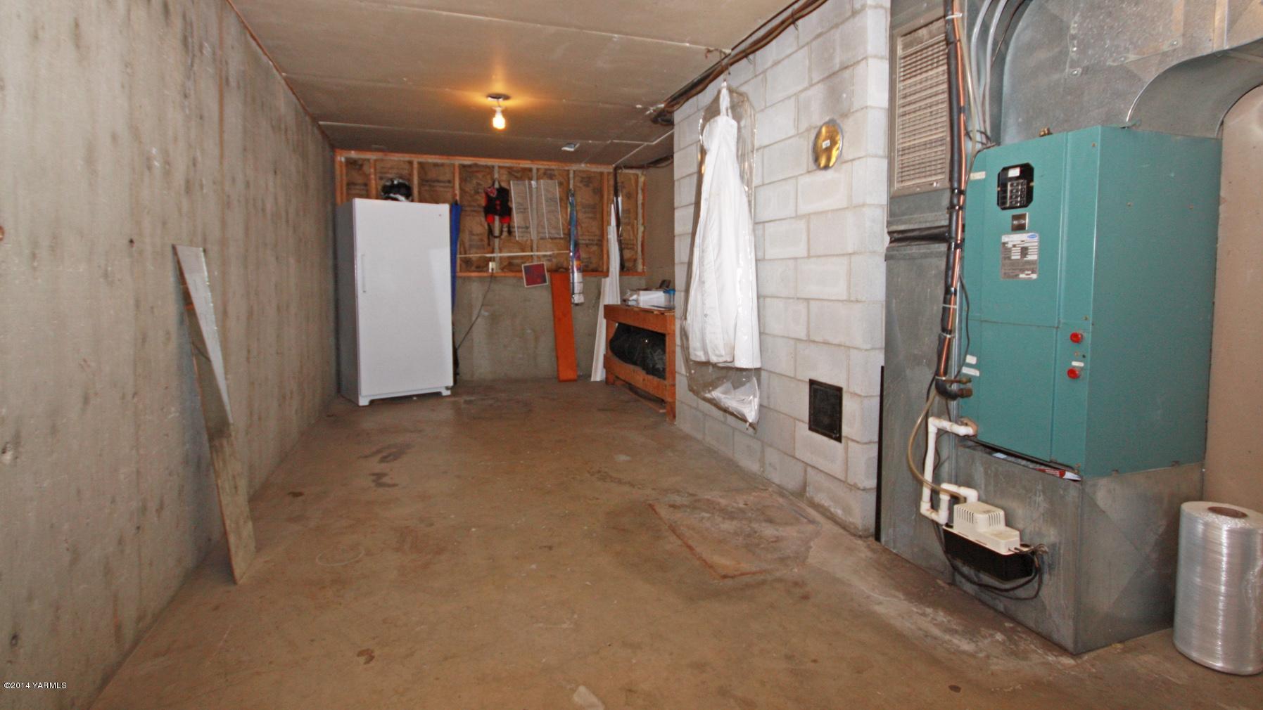 12070 Mieras Road Moxee, WA 98936 - Photo 21 of 30 a view of a storage & utility room