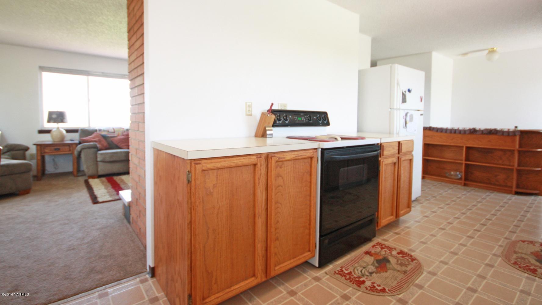 12070 Mieras Road Moxee, WA 98936 - Photo 5 of 30 a kitchen with stainless steel appliances granite countertop a stove and a refrigerator