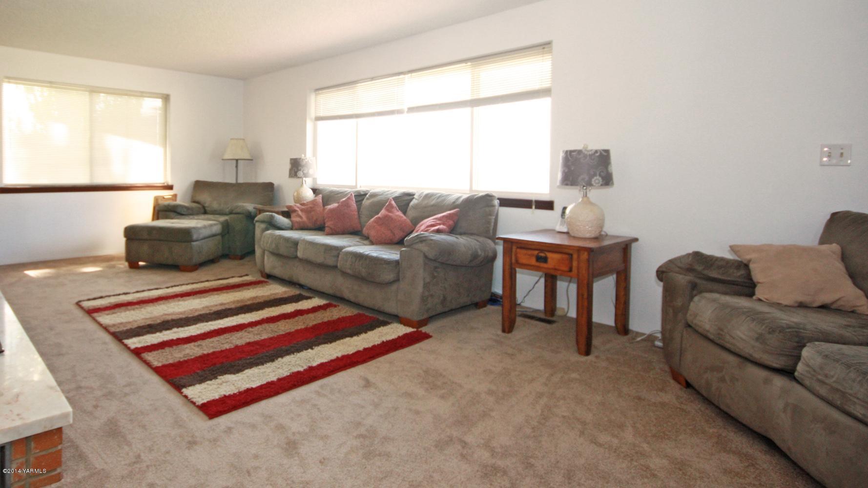 12070 Mieras Road Moxee, WA 98936 - Photo 8 of 30 a living room with furniture and a window