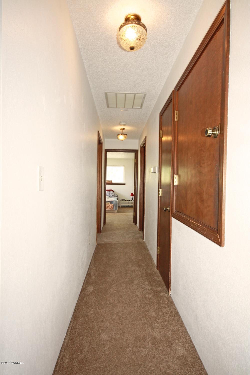 12070 Mieras Road Moxee, WA 98936 - Photo 10 of 30 a view of a hallway