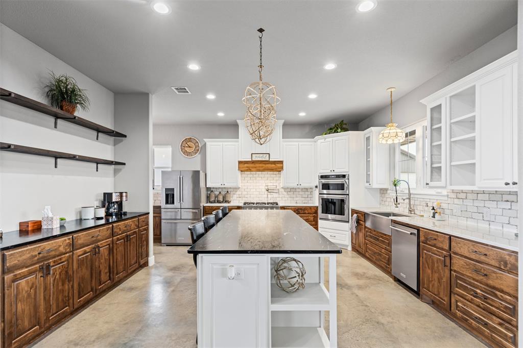 201 W Road Waxahachie, TX 75165 - Photo 3 of 40 a kitchen with lots of counter top space