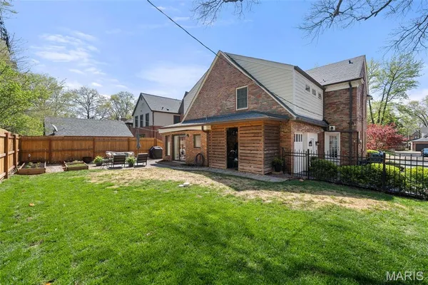 $1,050,000 | 7447 York Drive, Clayton, MO 63105