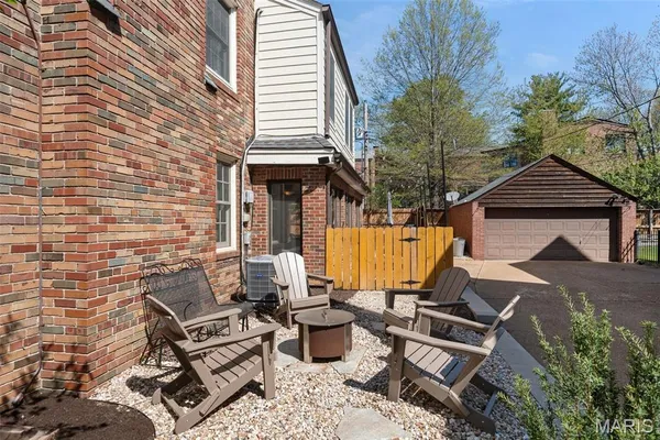 $1,050,000 | 7447 York Drive, Clayton, MO 63105