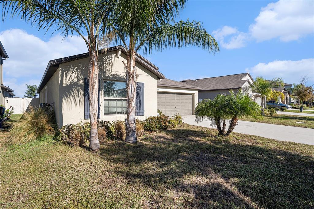 9731 Lemon Drop Loop Ruskin, FL 33573 - Photo 2 of 17