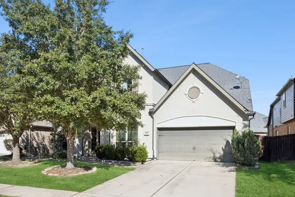 a view of house with garden and trees
