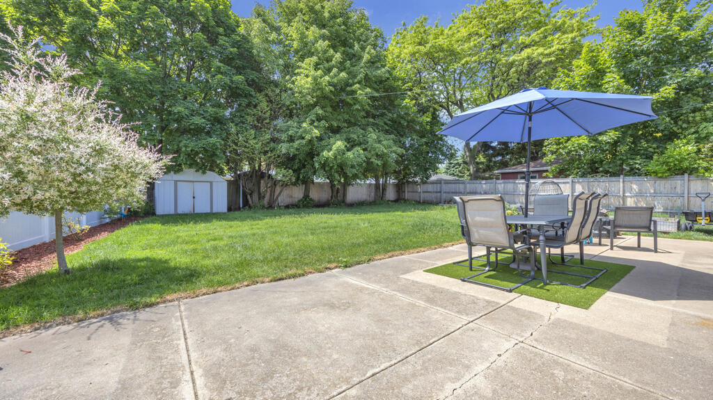 215 East Beutel Road Port Washington, WI 53074 - Photo 26 of 33 Patio