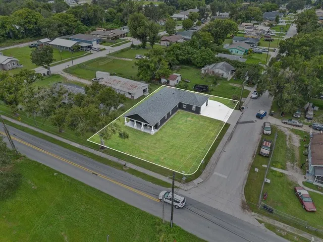 an aerial view of a tennis ground