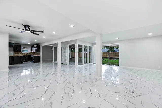 a view of an entryway with livingroom