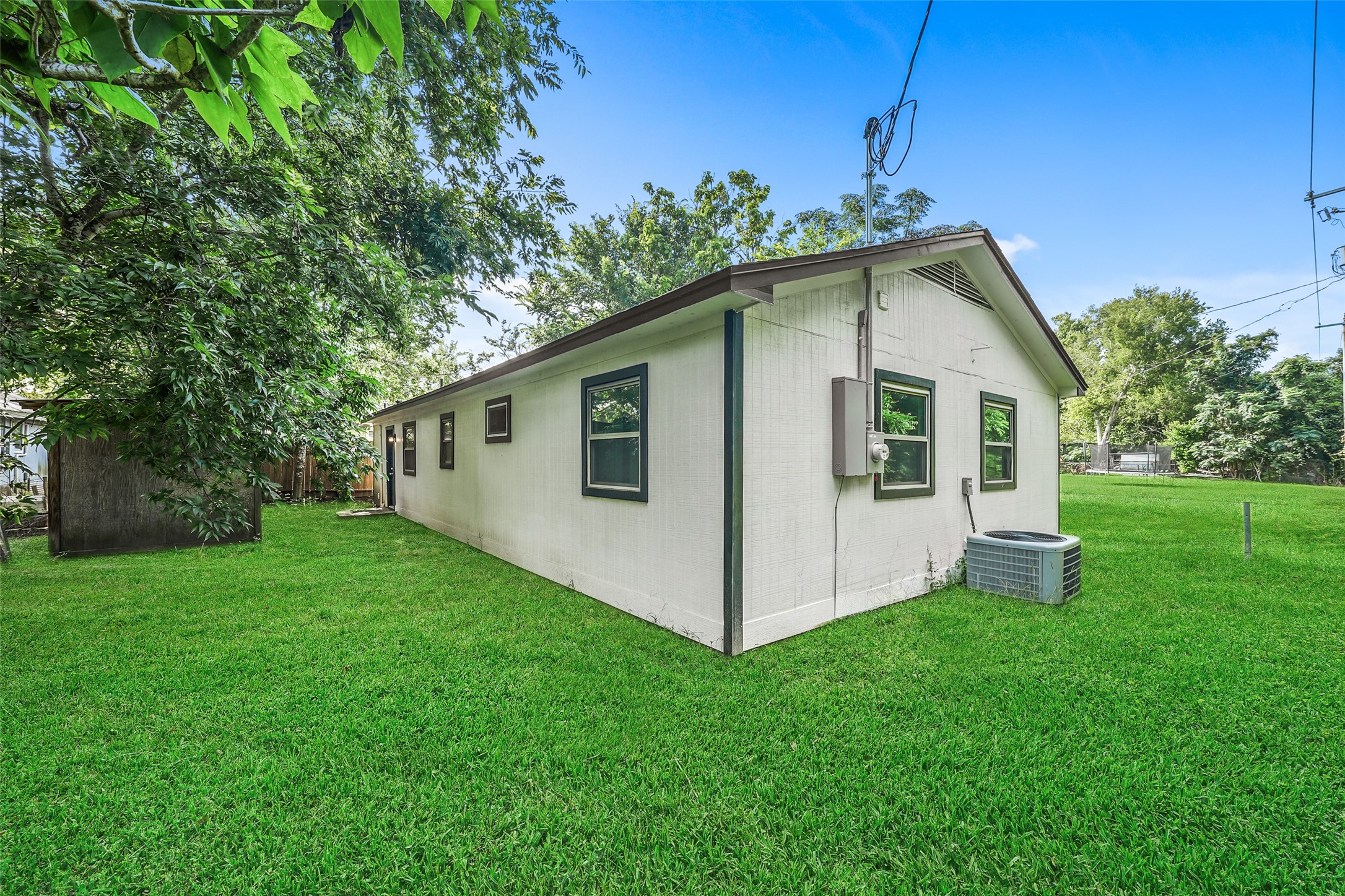 725 Lafayette Street Hempstead, TX 77445 - Photo 4 of 20 Side elevation with large backyard and green space