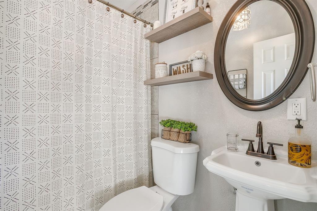 4017 Midway Road Weatherford, TX 76085 - Photo 32 of 40 3rd Full bathroom with pedestal sink and tiled shower/tub combo