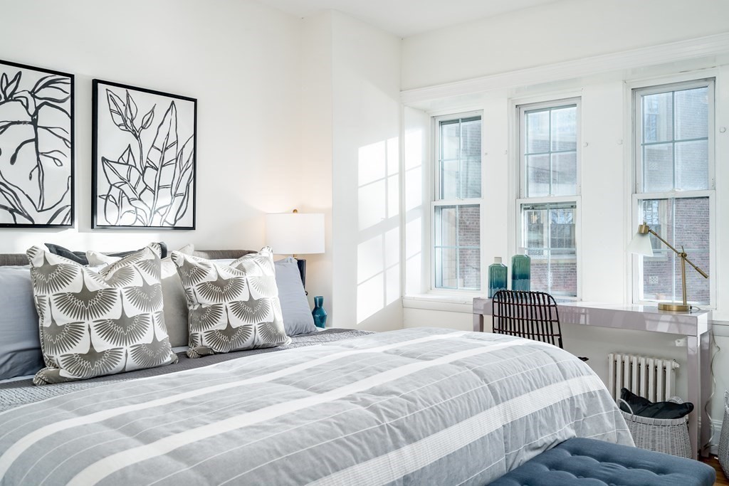 986 Memorial Drive, Unit 404 Cambridge, MA 02138 - Photo 23 of 41 a bedroom with a bed and a window