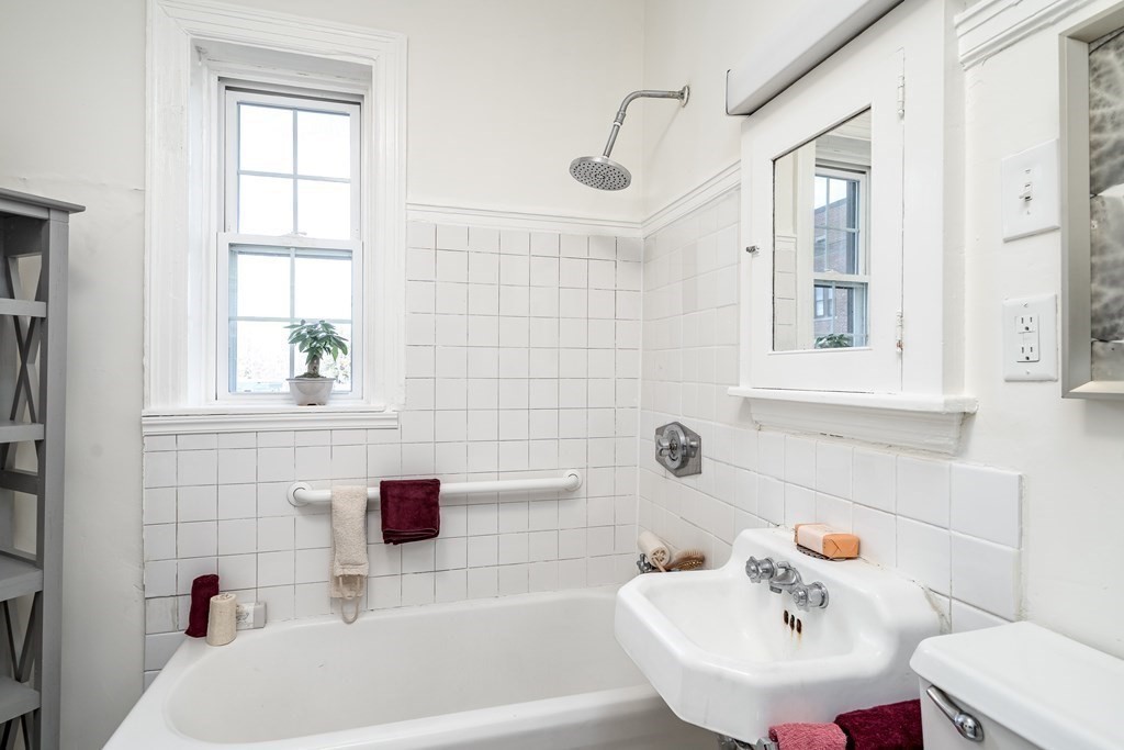 986 Memorial Drive, Unit 404 Cambridge, MA 02138 - Photo 27 of 41 a bathroom with a sink and a bathtub