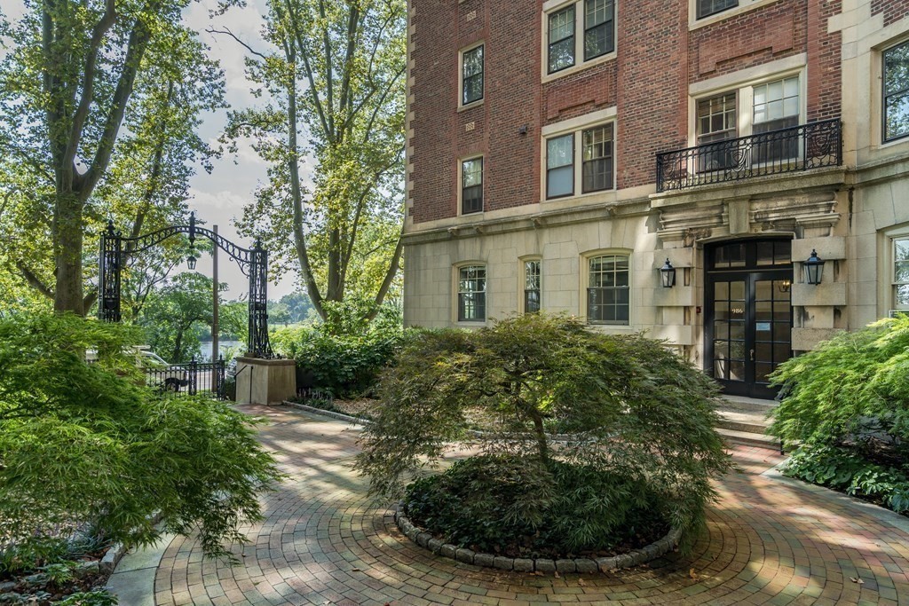 986 Memorial Drive, Unit 404 Cambridge, MA 02138 - Photo 39 of 41 a view of a backyard with plants and large trees