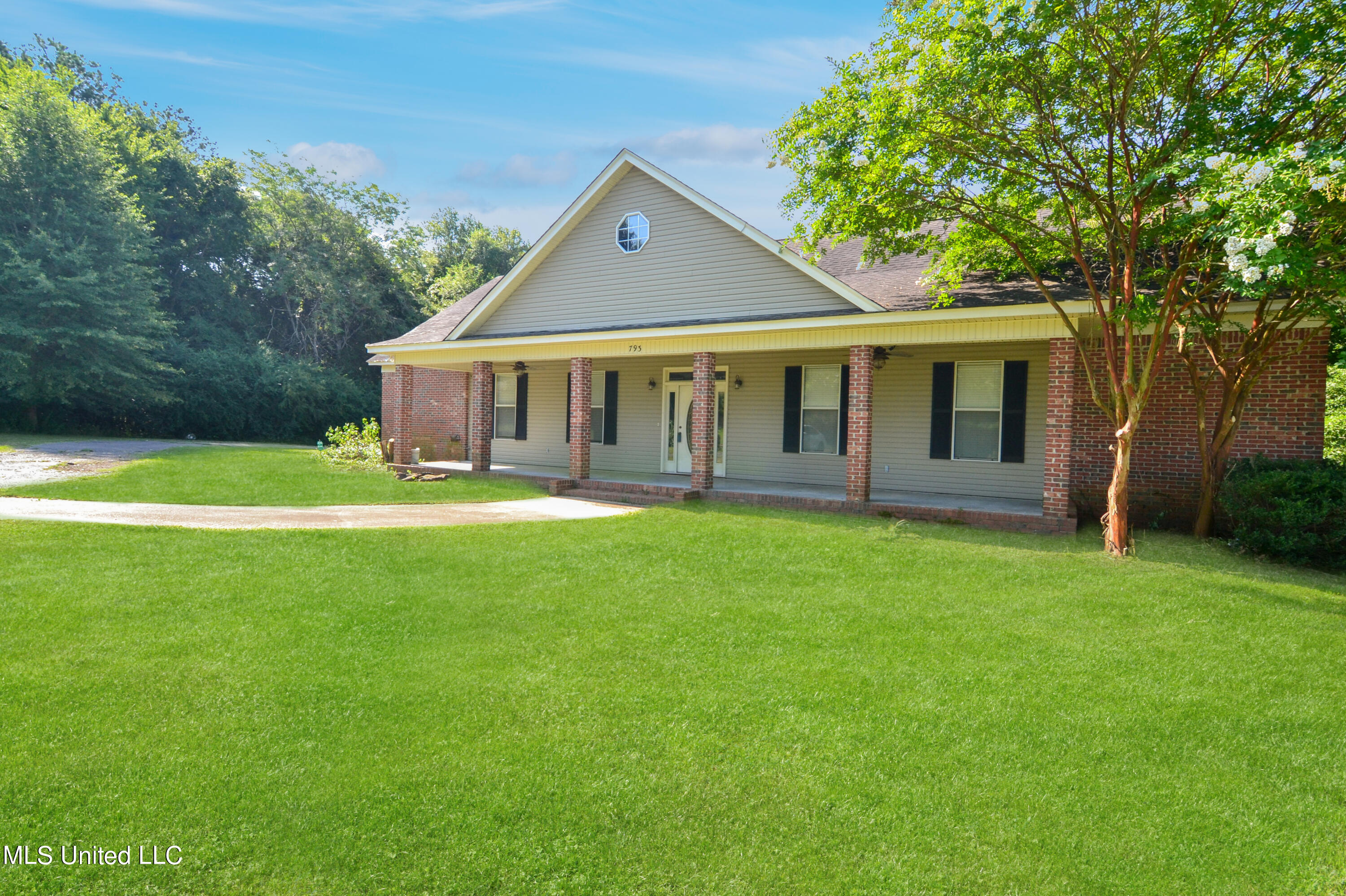793 Browns Ferry Road Senatobia, MS 38668 - Photo 2 of 23 DSC_2417