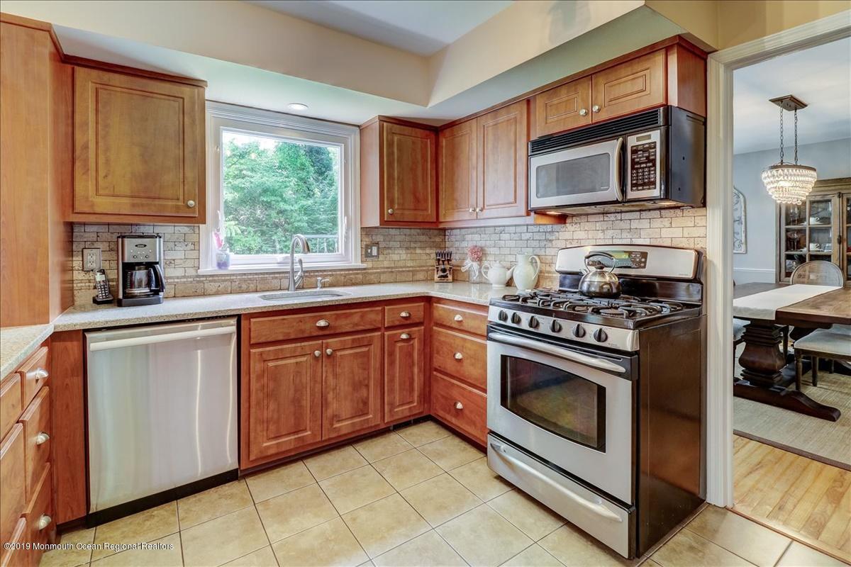 98 Wallace Road Middletown, NJ 07748 - Photo 11 of 26 10-Kitchen