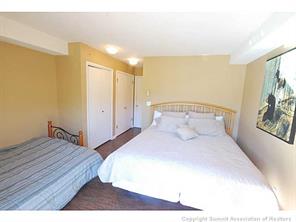 1513 East Keystone Road, Unit 2964 Keystone, CO 80435 - Photo 7 of 17 a bedroom with a bed and a painting on the wall