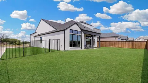 a view of a house with backyard and garden