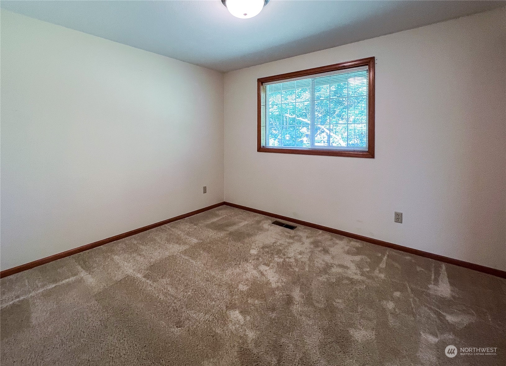 247 West Bartlett Road Lynden, WA 98264 - Photo 17 of 26 an empty room with a window