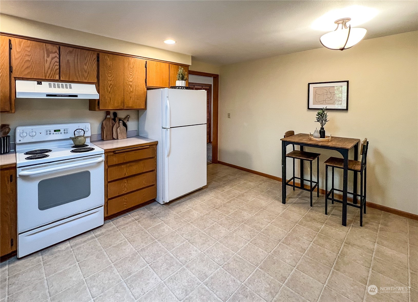 247 West Bartlett Road Lynden, WA 98264 - Photo 8 of 26 a kitchen with furniture a refrigerator and a stove