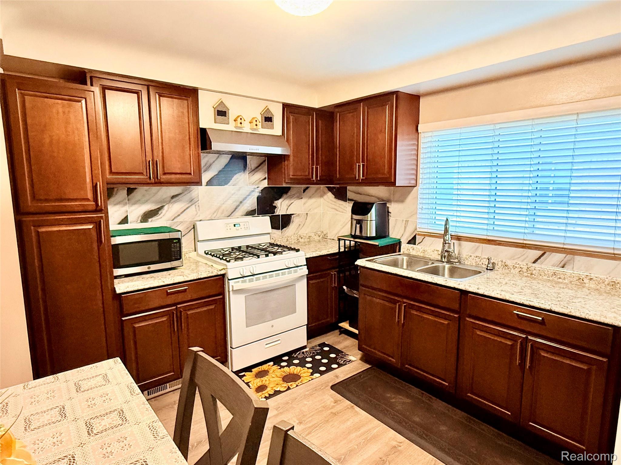 8152 Potomac Street Center Line, MI 48015 - Photo 20 of 39 .