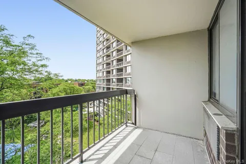 $525,000 | 2 Bay Club Drive, Unit 6F | Bay Terrace