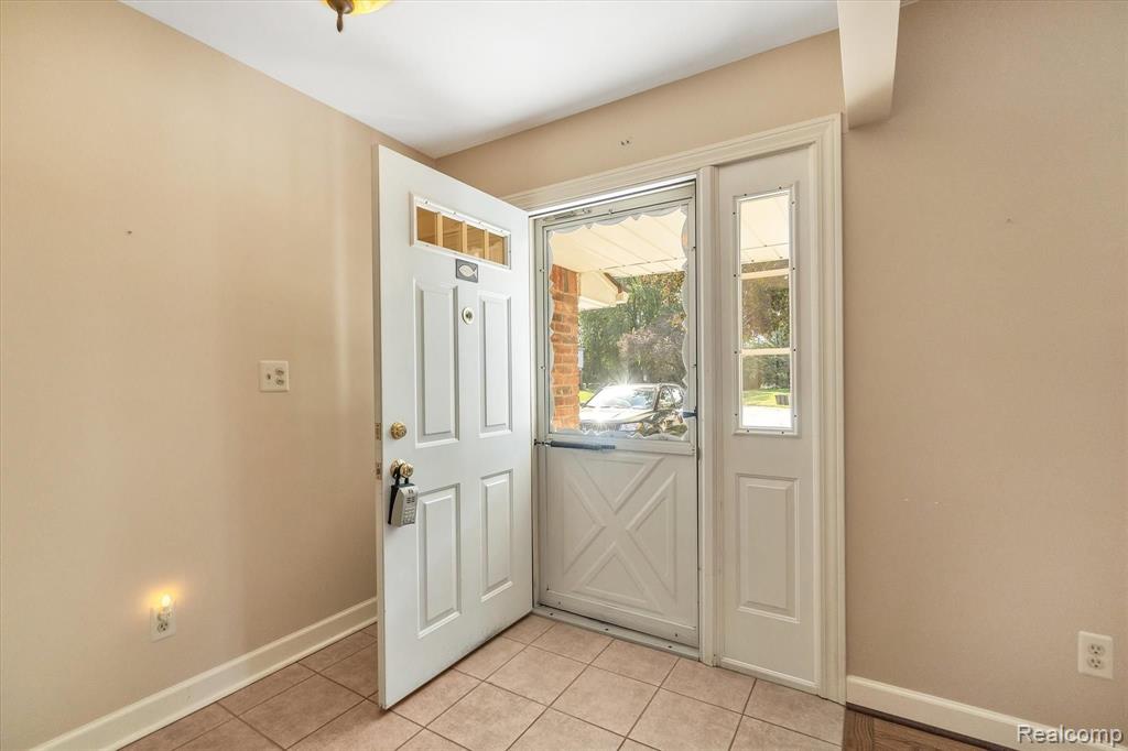 29537 Fox Grove Road Farmington Hills, MI 48334 - Photo 7 of 37