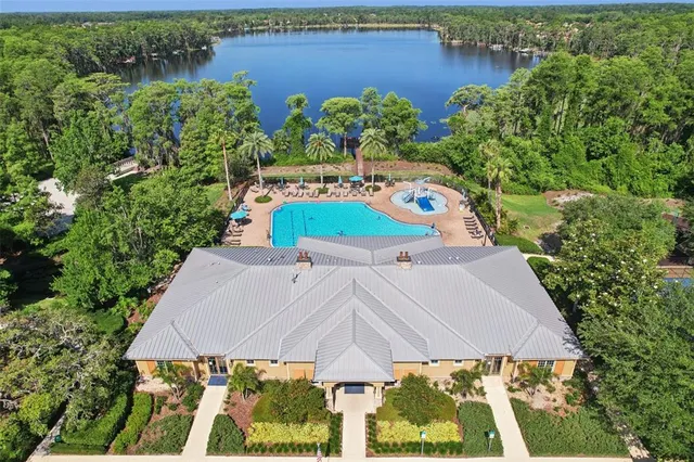 a view of a garden with sitting area