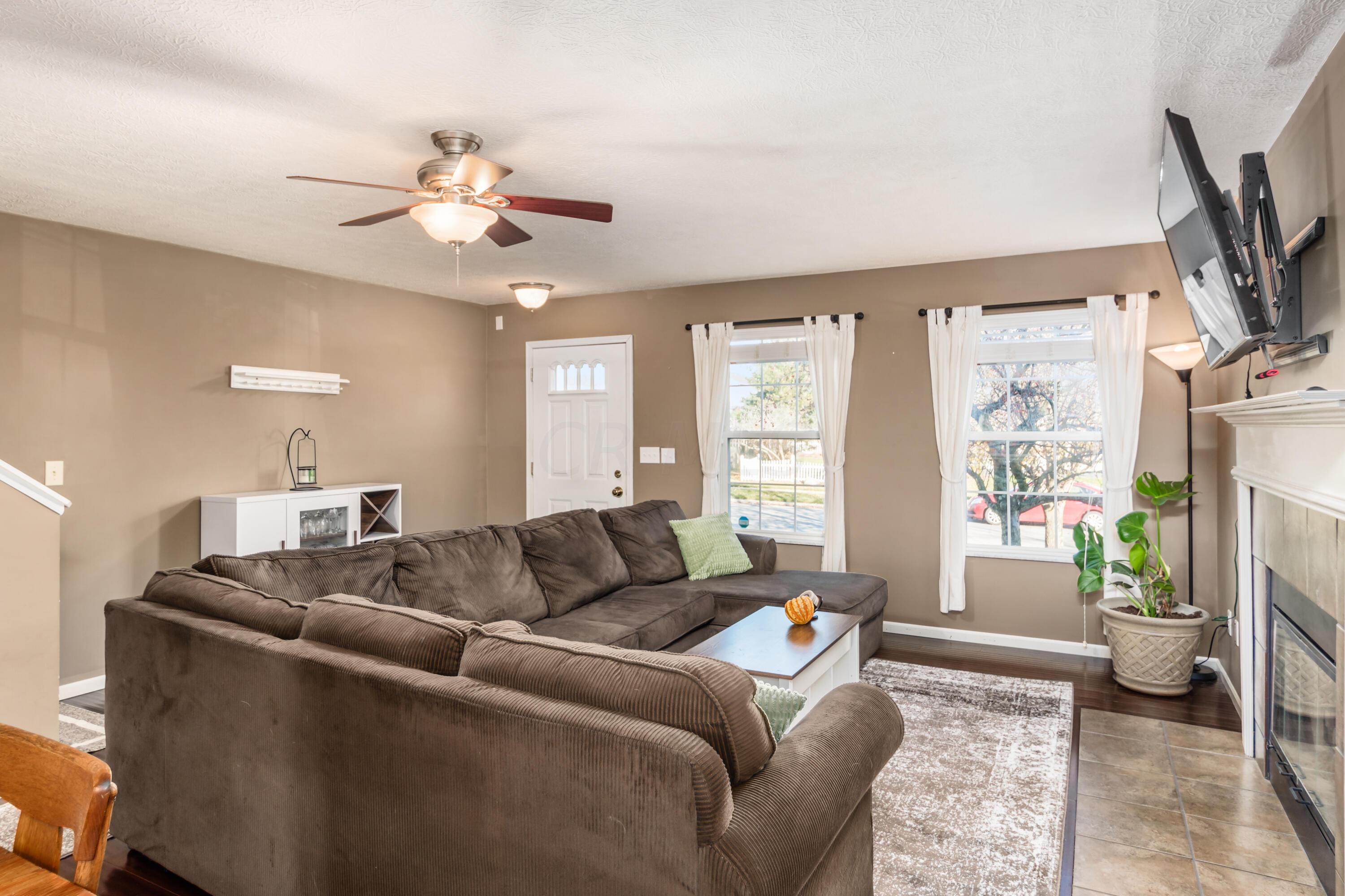 565 Marcum Road Blacklick, OH 43004 - Photo 5 of 29 Another view of the front living room