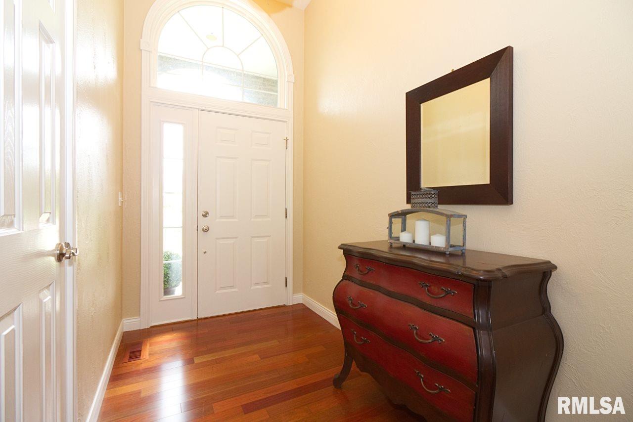 23700 Farmdale Road Washington, IL 61571 - Photo 6 of 36 Gallery Image 6