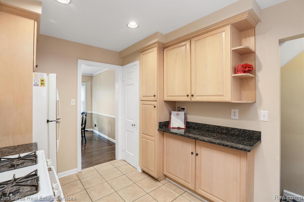 1330 Hampton Road Grosse Pointe Woods, MI 48236 - Photo 9 of 29