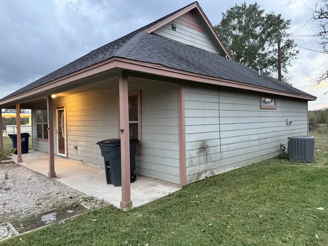 a view of a house with backyard