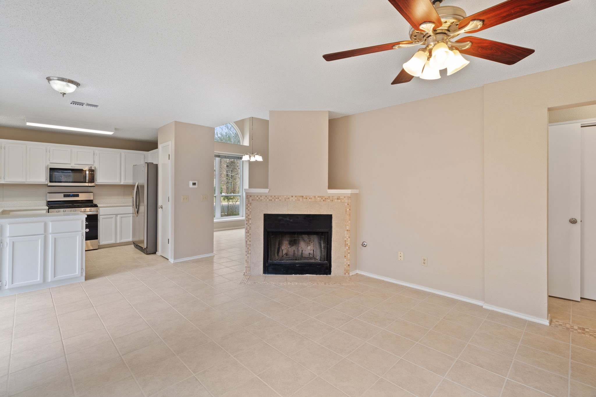 11600 Gun Powder Court Austin, TX 78748 - Photo 13 of 40 Family Room Off Kitchen & Breakfast Area.