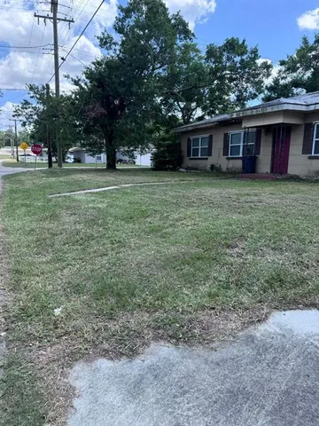a view of yard with tree