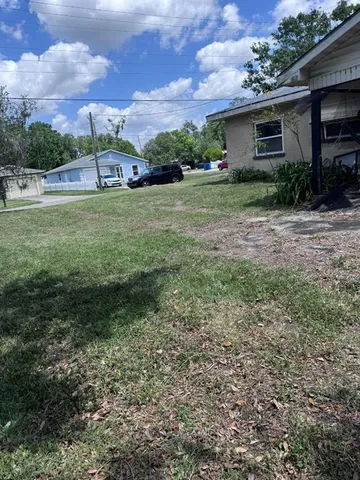 a view of a house with a backyard