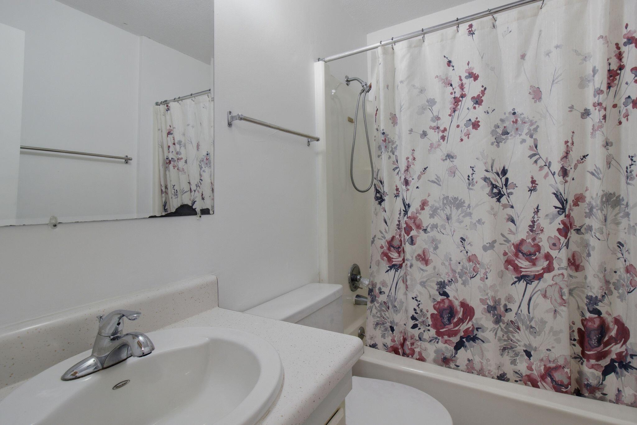 74 8th Street Shalimar, FL 32579 - Photo 13 of 28 GUEST BATH 1