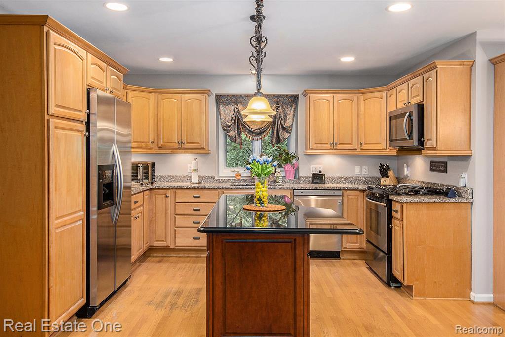 9832 Kingston Ridge Clarkston, MI 48348 - Photo 10 of 59 Gallery Image 10