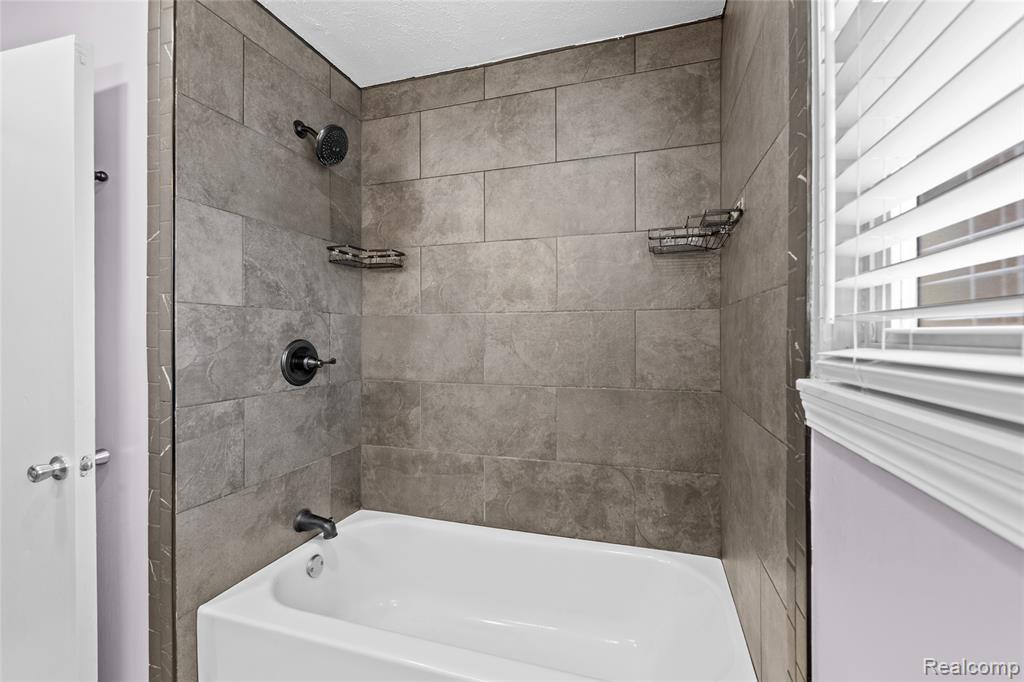 19044 Norwich Road Livonia, MI 48152 - Photo 17 of 27