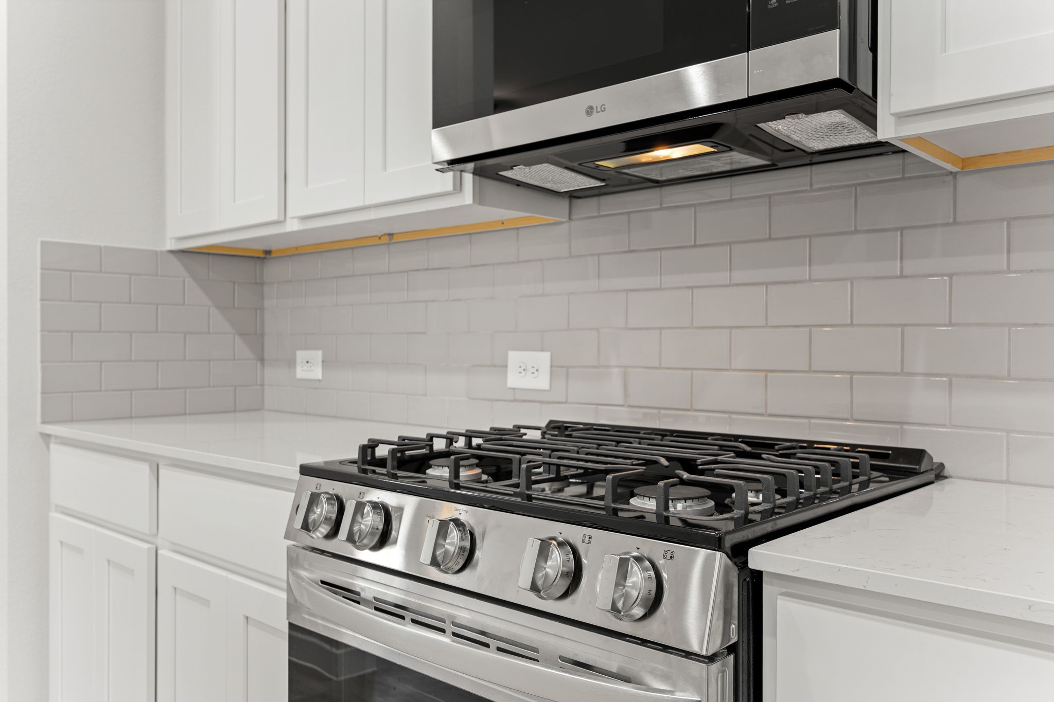 302 Brazen Forest Trail Magnolia, TX 77354 - Photo 8 of 22 a stove top oven sitting inside of a kitchen
