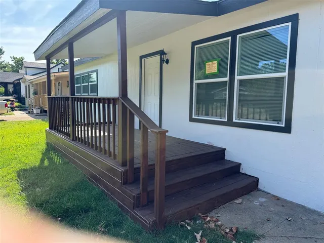 a view of entryway with a front door