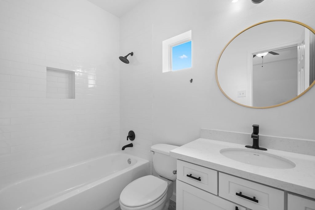 1128 West 26th Street Houston, TX 77008 - Photo 9 of 48 En-suite bathroom