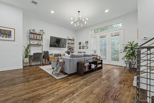 $3,750 | 2110 Crocker Street, Houston, TX 77006