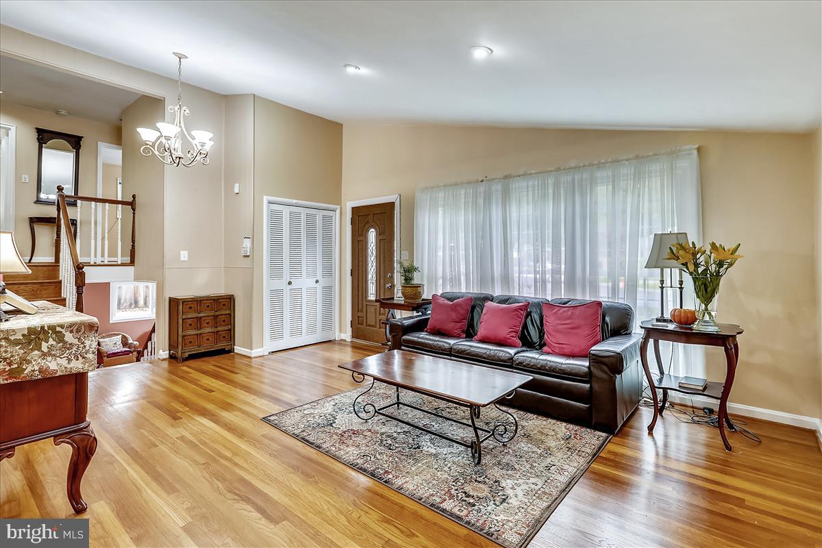 13206 May Court Silver Spring, MD 20906 - Photo 6 of 30 Large spacious living room