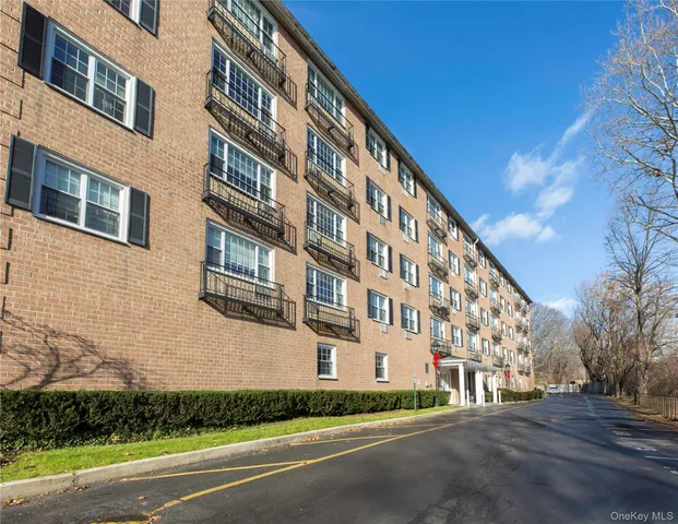 $2,900 | 4 Consulate Drive, Unit 3D, Tuckahoe, NY 10707