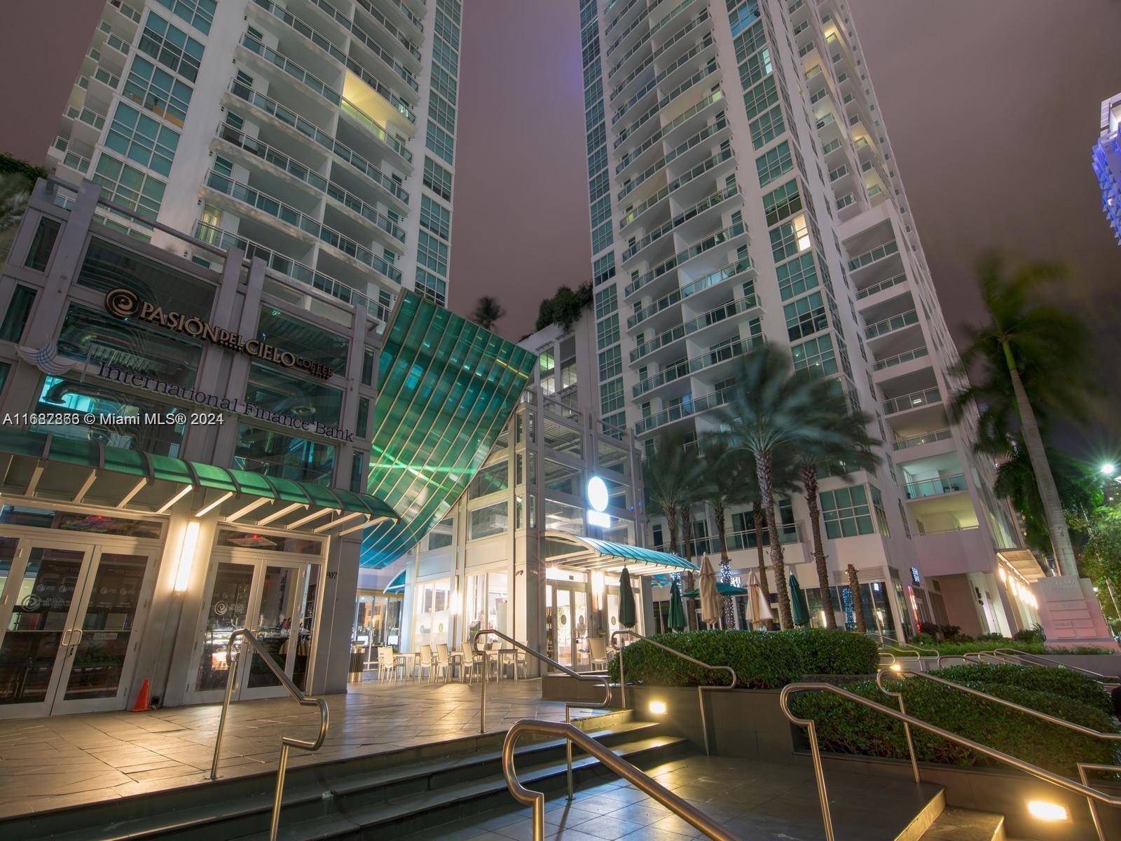 951 Brickell Avenue, Unit 3403 Miami, FL 33131 - Photo 5 of 26 a view of a buildings